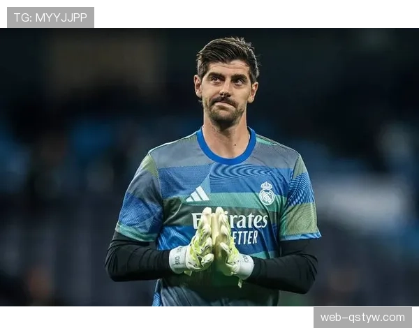 库尔图瓦连续关键战高效出球，对比替补门将防线组织优势凸显